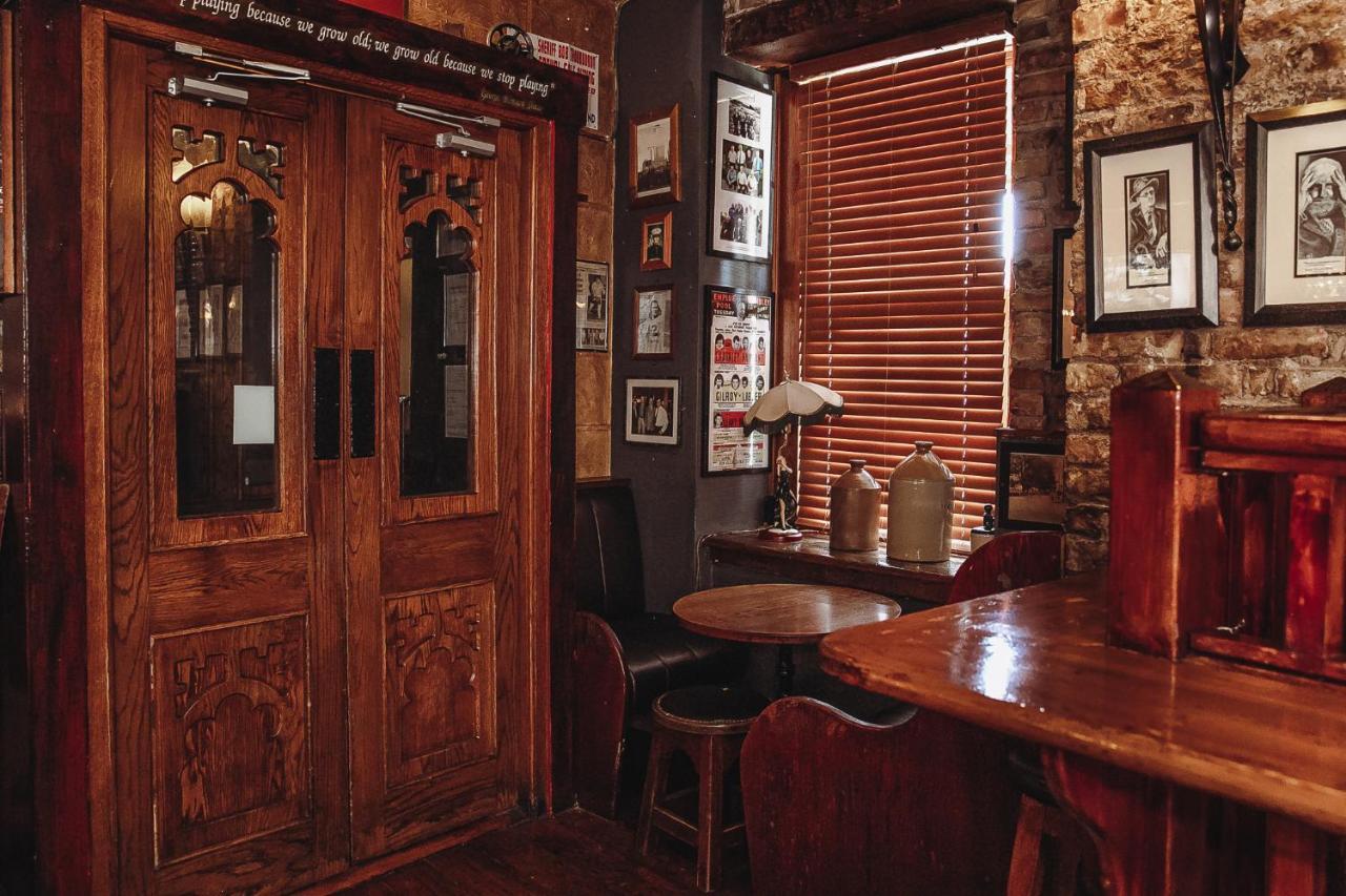 Muskerry Arms Bar And B&B Бларни Экстерьер фото