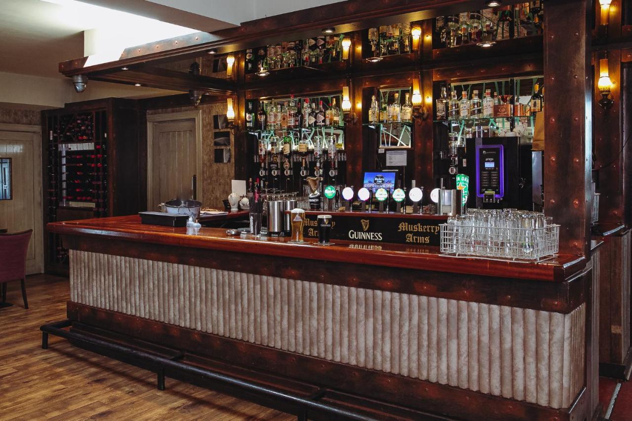 Muskerry Arms Bar And B&B Бларни Экстерьер фото