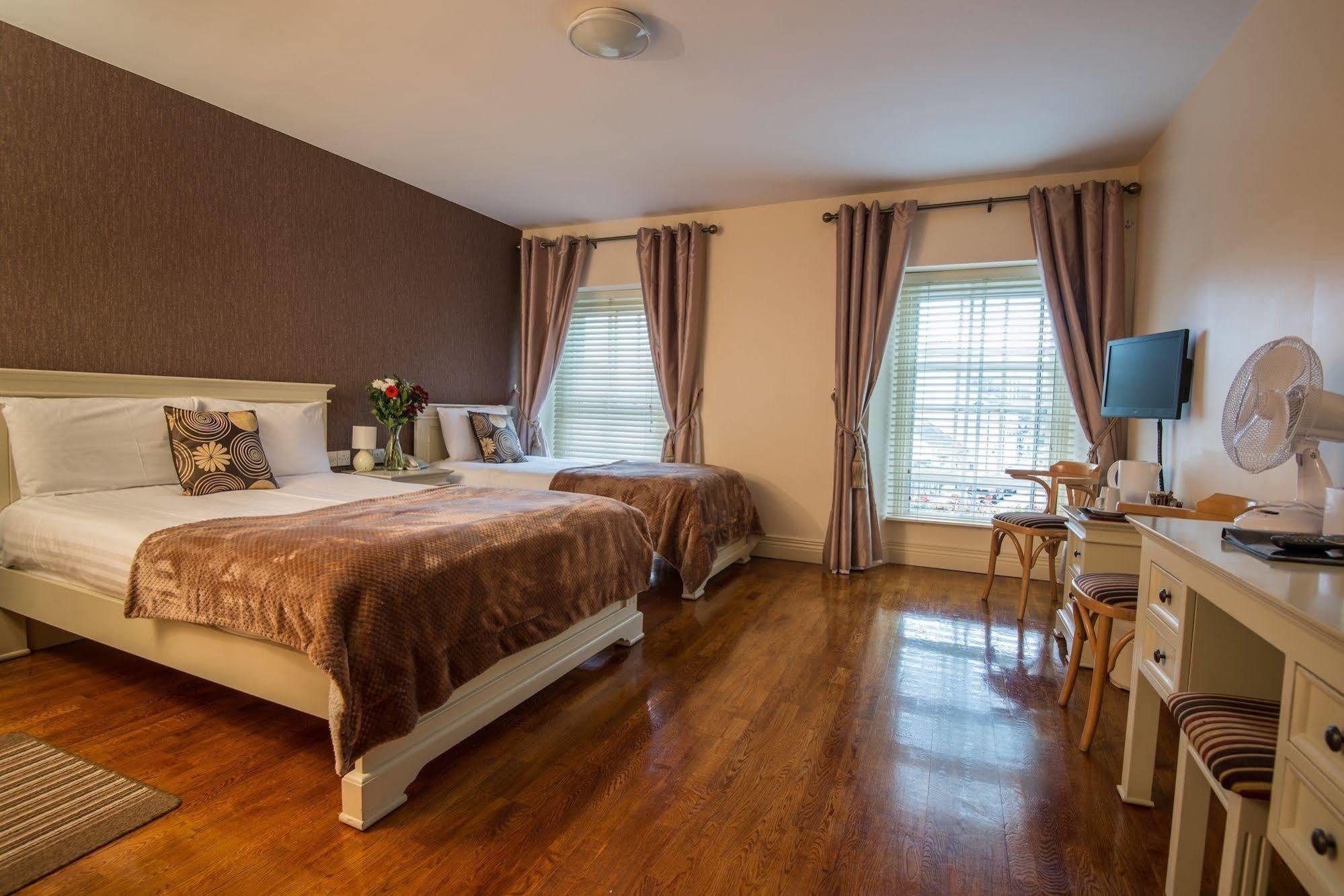 Muskerry Arms Bar And B&B Бларни Экстерьер фото