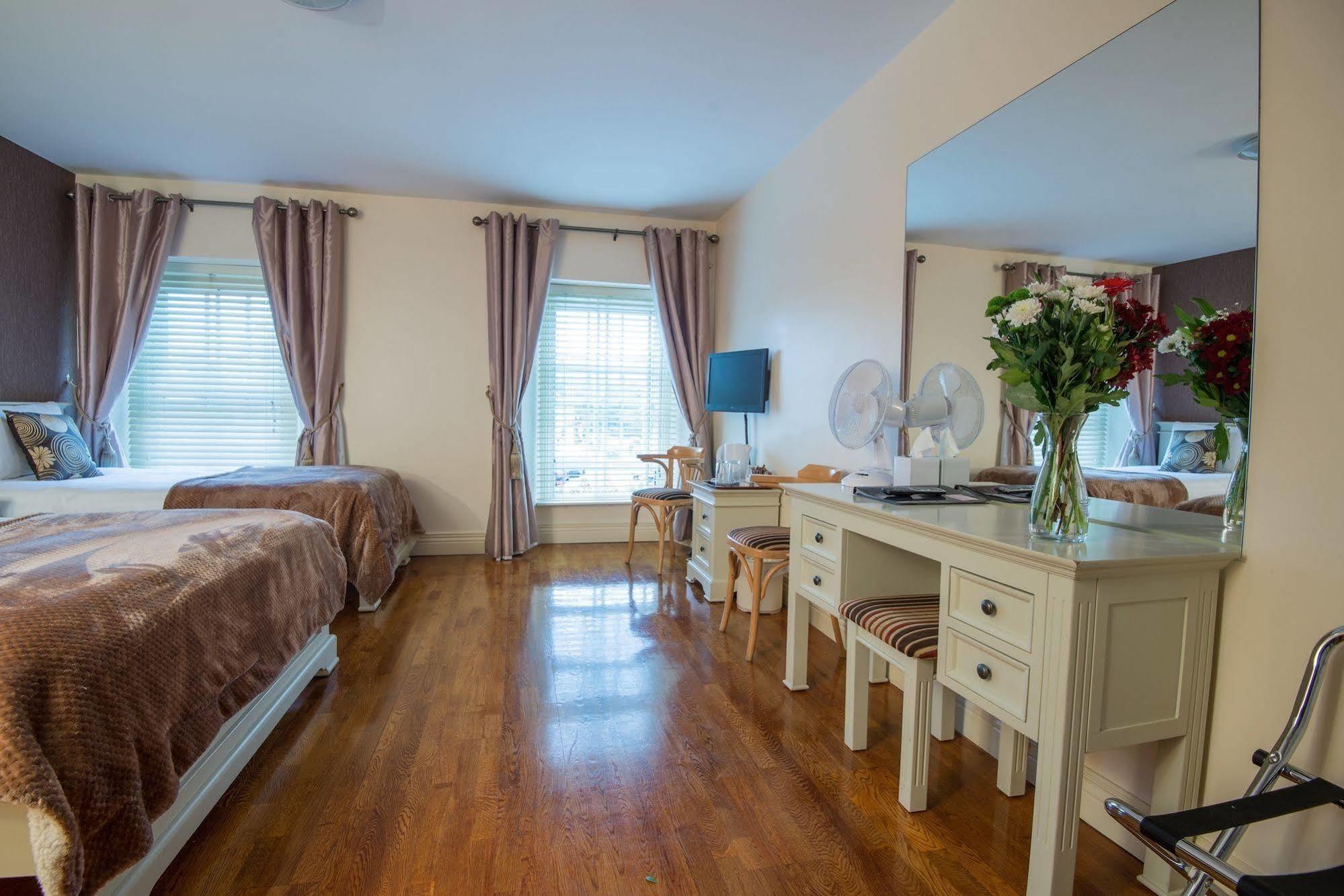 Muskerry Arms Bar And B&B Бларни Экстерьер фото