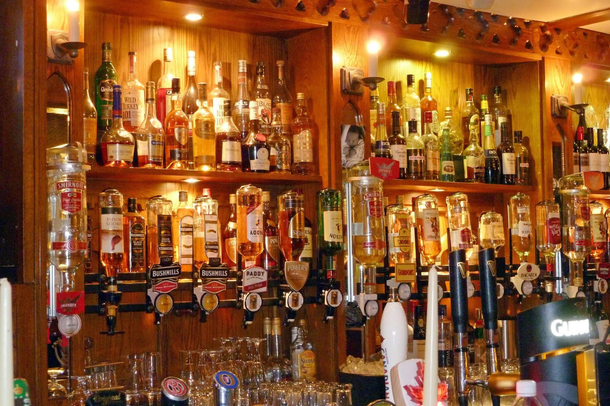 Muskerry Arms Bar And B&B Бларни Экстерьер фото